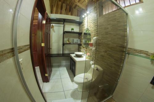 Bilik mandi di Hotel Rancho Cerro Azul