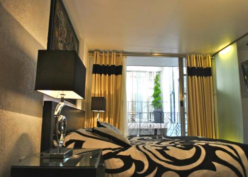 um quarto com uma cama e um candeeiro sobre uma mesa em Business Suites SG em Cidade do México