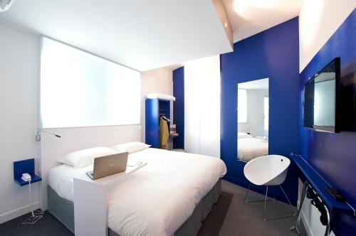 Tempat tidur dalam kamar di ibis Styles Vannes Gare Centre
