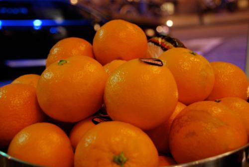 Une bande d'oranges dans un bol en métal dans l'établissement Frisco Inn, à Amsterdam