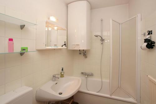 Ένα μπάνιο στο Appartement René