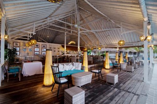 - un restaurant avec des tables et des chaises dans une salle dans l'établissement Sudamala Resort, Seraya, Flores, à Labuan Bajo