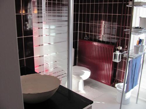 A bathroom at de Witte Wolk