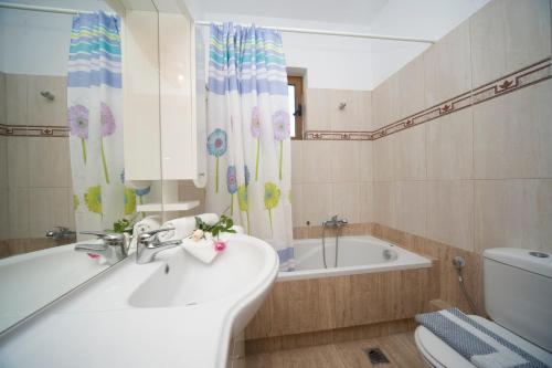 Ett badrum på Aloni Villas