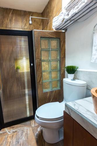 Ένα μπάνιο στο Merida Serviced Apartments