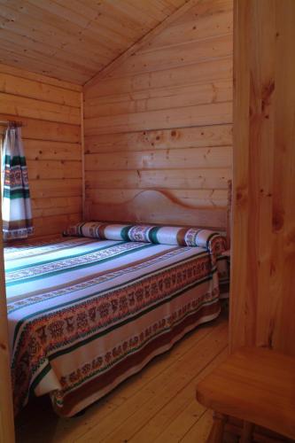 Katil atau katil-katil dalam bilik di Camping Reina Isabel