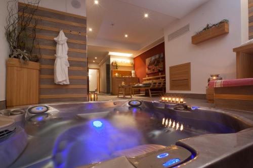 a jacuzzi tub in the middle of a room at Hotel Tasso Suites & Spa in Sorrento