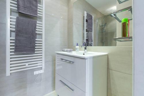 bagno bianco con lavandino e doccia di LE SAINT JOSEPH - Old tow, 2 appartments in 1 a Nizza