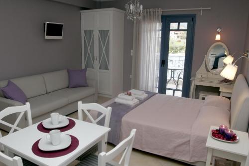 Foto da galeria de Boutique Hotel Iasmos em Trizonia