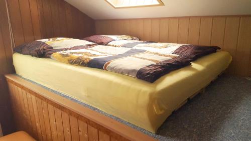 バート・ゴイーザーンにあるFerienhaus-Cernyの部屋の隅に座って2台のベッド