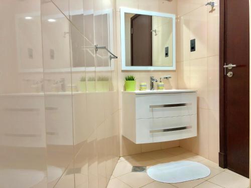 Vonios kambarys apgyvendinimo įstaigoje Residential Private Apartment with Fabulous Sea & Mangrove View - Al Reem Island - 1106