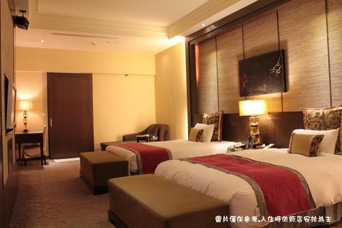 a hotel room with three beds in a room at Amain Boutique Motel - Tucheng 217 in Tucheng