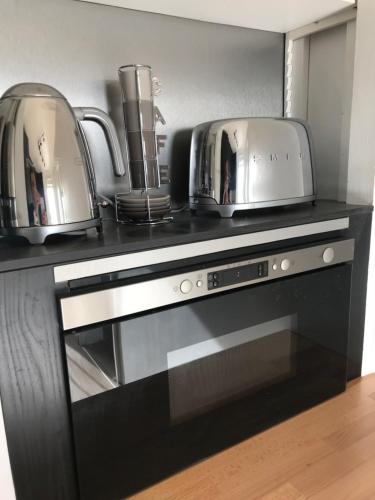 un comptoir de cuisine avec deux grille-pain sur une cuisinière dans l'établissement T4 refait à neuf Rennes, 3 ch. parking, 2 balcons., à Rennes