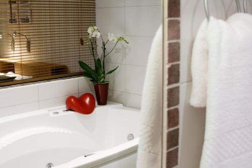 Baño con un corazón rojo en el lavabo en Hotell Uddewalla, en Uddevalla