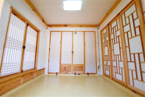 ein leeres Zimmer mit großen Fenstern in einem Gebäude in der Unterkunft Dobong Seodang in Gyeongju