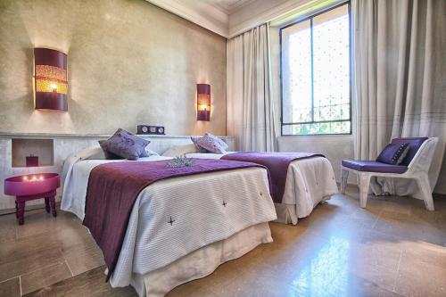 Un pat sau paturi într-o cameră la Lankah - Authentic villa with private heated pool close to city center