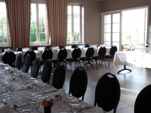 sala konferencyjna z dużym stołem i krzesłami w obiekcie Hostellerie d'Héloïse w mieście Cluny