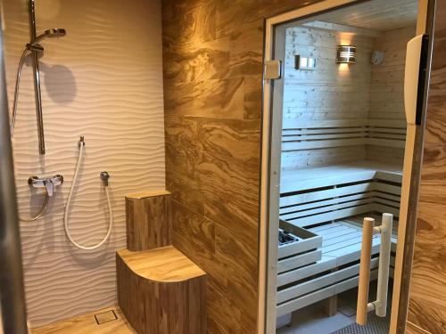 eine Sauna mit einer Dusche und einer Bank in einem Zimmer in der Unterkunft Klassik Appartements in Helgoland