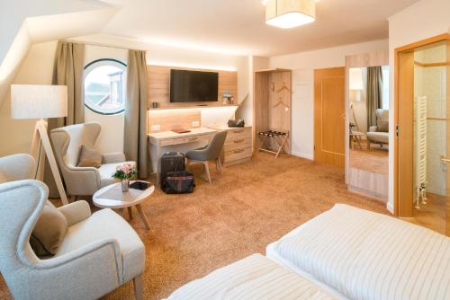 ein Hotelzimmer mit einem Bett und einem Schreibtisch in der Unterkunft Hotel Altes Zollhaus in Horumersiel