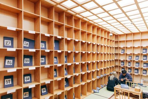 Biblioteca en la habitación en casa particular