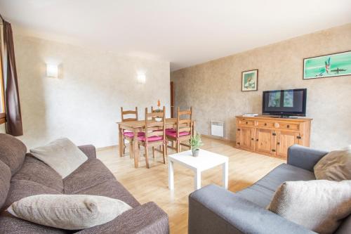 a living room with a couch and a table at Apartaments Les Terrasses del Tarter in El Tarter