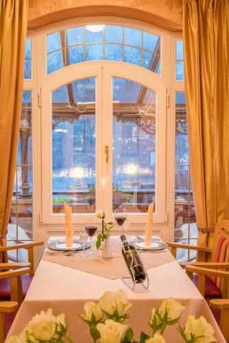 a dining room with a table and a window at Hotel Altes Zollhaus in Horumersiel