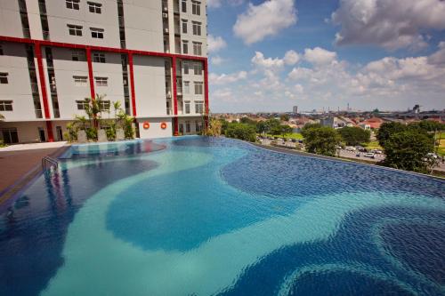 Swimming pool sa o malapit sa Hotel Gunawangsa MERR