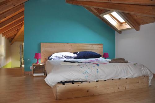 カターニアにあるLa Terrazza di Rosyのベッドルーム1室(大型ベッド1台、木製ヘッドボード付)