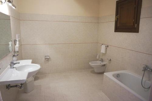 a bathroom with a sink and a toilet and a tub at Bel Sito Hotel Due Torri in Manocalzati
