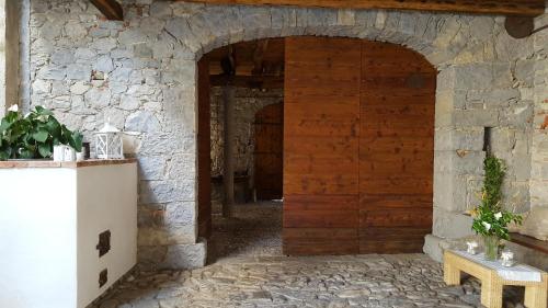 an entrance to a building with a wooden door at Affittacamere Valnascosta in Faedis