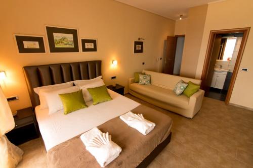 アギオカンポスにあるEvia Dreamのベッドルーム(大型ベッド1台、ソファ付)