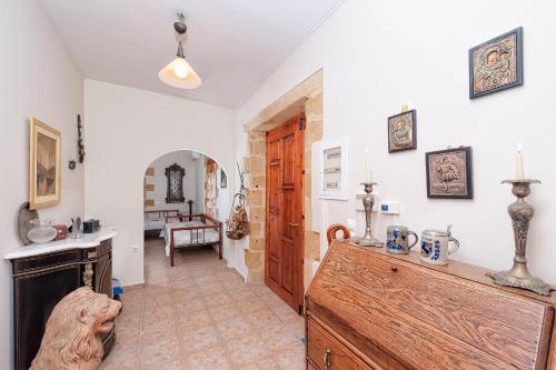 Кухня или мини-кухня в Villa Leonton with a private pool
