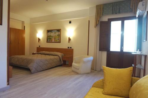 a bedroom with two beds and a window at Bel Sito Hotel Due Torri in Manocalzati