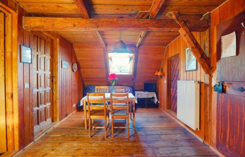 a dining room with a table and chairs at Dom Przysłupowy Educare -Agroturystyka Slow Food in Świeradów-Zdrój