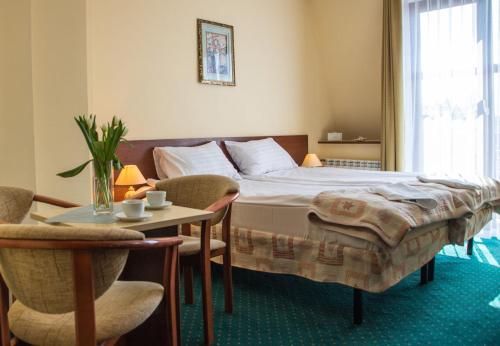 Llit o llits en una habitació de Hotel Aleksander