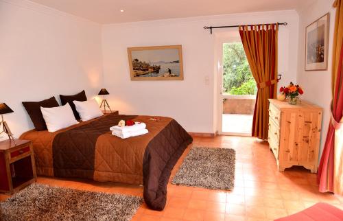 1 dormitorio con 1 cama y puerta que da a un patio en Domaine La Source, en Ouirgane
