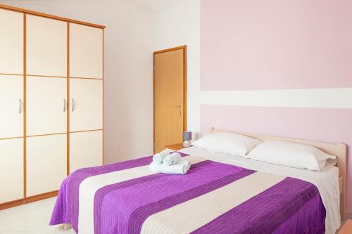 a bedroom with a bed with two stuffed animals on it at Mon Perin Castrum - Rooms Dado in Bale