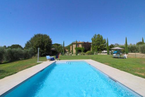 a swimming pool in a yard with a house at Galleria di Brolio in Castroncello