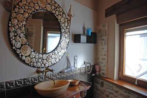 y baño con lavabo de madera y espejo. en Hotel Rural El Balcón de Montija, en Loma de Montija