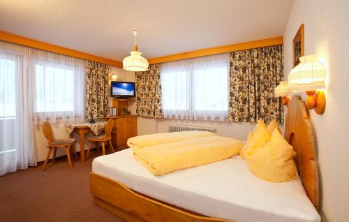 1 dormitorio con 1 cama y comedor en Gästehaus Helga en Längenfeld