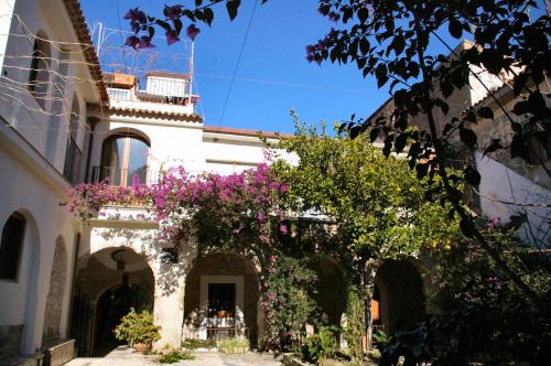 a building with a bunch of flowers on it at San Francesco Resort in Agropoli