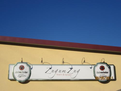 a sign on the side of a building at Hotel Zug um Zug in Schemmerhofen