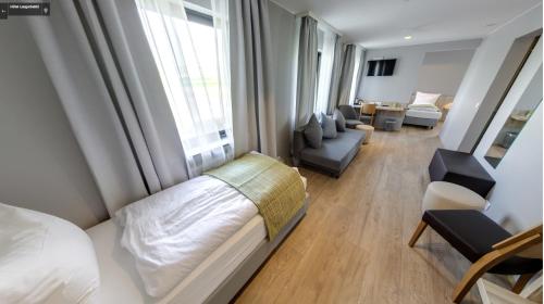 ラウガーバッキにあるHótel Laugarbakkiのベッドルーム1室(ベッド1台付)、リビングルームが備わります。