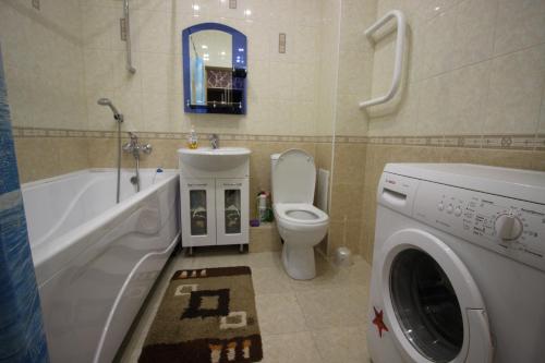 スィクティフカルにあるComfort apartment on Pervomayskaya 20のバスルーム(洗濯機、トイレ付)