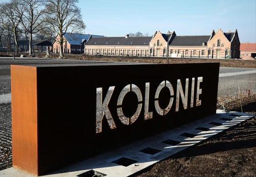 a sign that says kongyang on the side of a street at LOGIES Tuin der Zinnen in Rijkevorsel