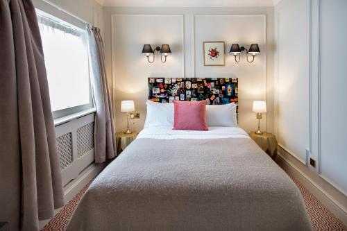 Katil atau katil-katil dalam bilik di Hotel Cromwell Stevenage