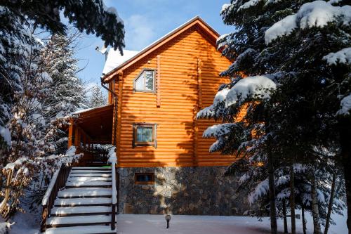 a log cabin in the winter with snow on it at Provintsia in Migovo