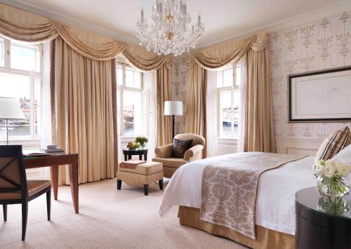 Un pat sau paturi într-o cameră la Four Seasons Hotel Prague