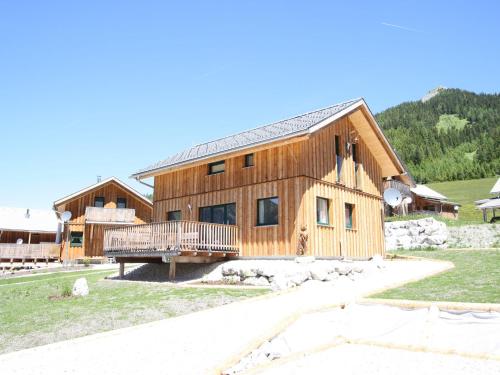 une grande maison en bois au milieu d'un champ dans l'établissement Chalet in Hohentauern with sauna and hot tub, à Hohentauern