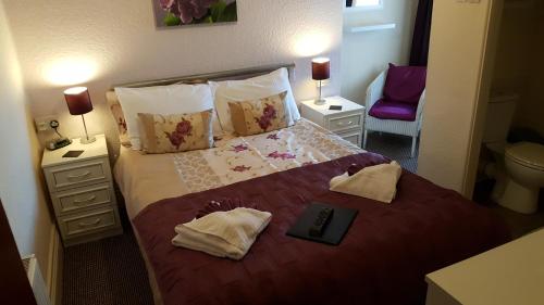 黑潭的住宿－米德爾頓酒店，一间卧室配有一张带笔记本电脑的床